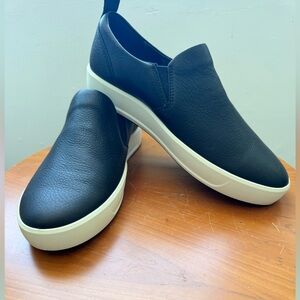 Ecco Black Leather Men Black Loafers Sleek Slip-On Shoes, size 8